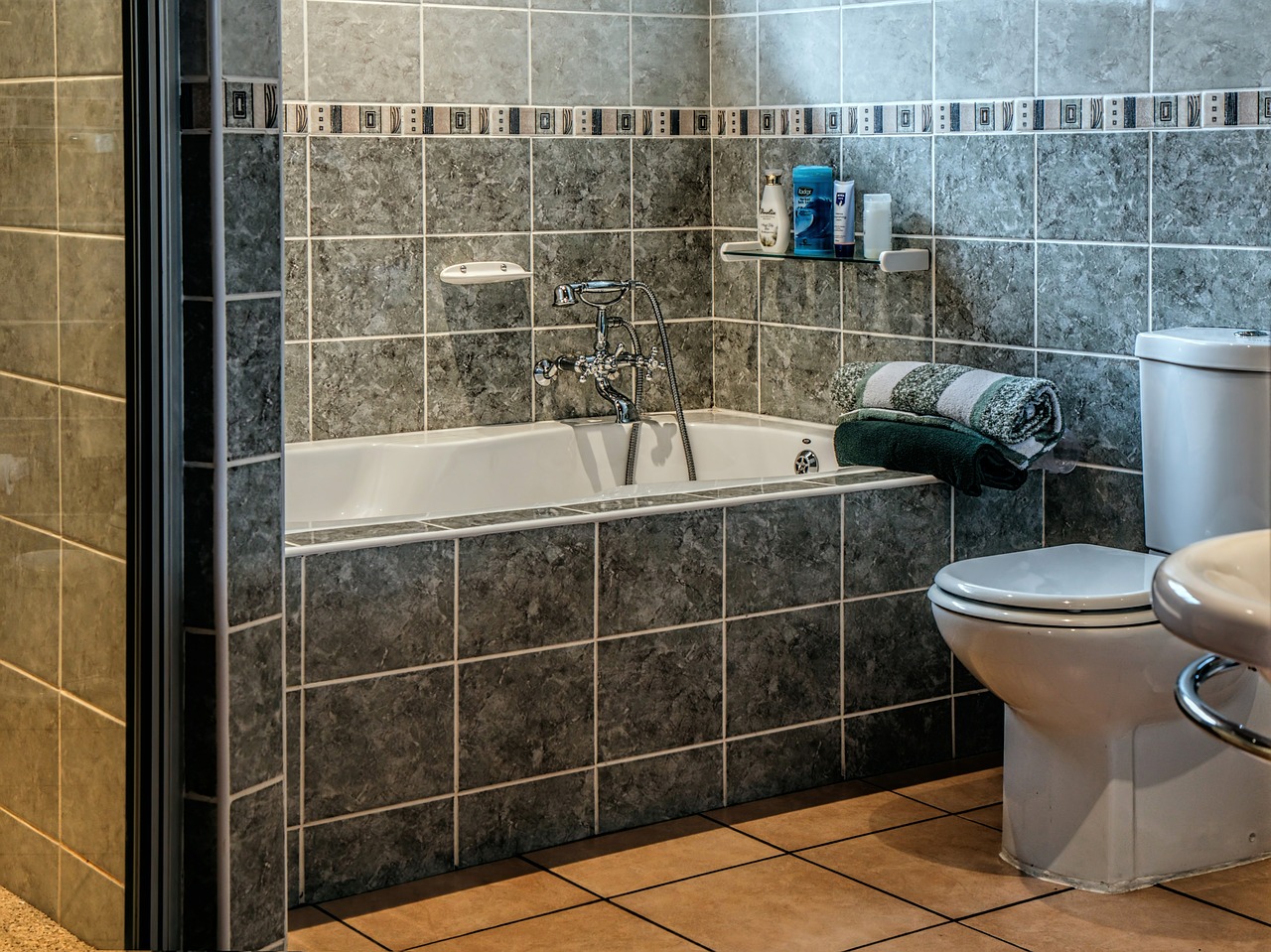 W nowoczesnych łazienkach zamiast tradycyjnych modeli coraz częściej stosowane są bezkołnierzowe toalety i bezbrodzikowe kabiny